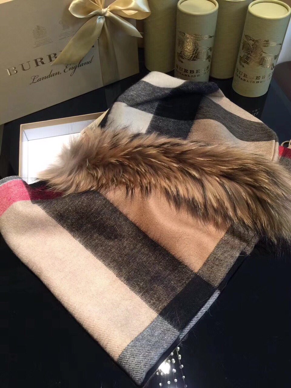 💟咱家招牌货❗️巴宝莉经典英伦欧美范儿「狐狸毛帽子围巾/大披肩」又是一款即时尚又实用的大围巾&斗篷，经典