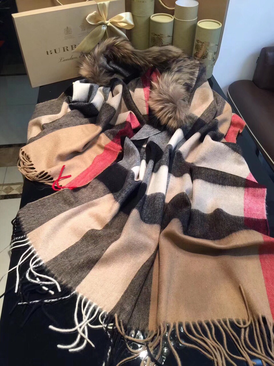 💟咱家招牌货❗️巴宝莉经典英伦欧美范儿「狐狸毛帽子围巾/大披肩」又是一款即时尚又实用的大围巾&斗篷，经典