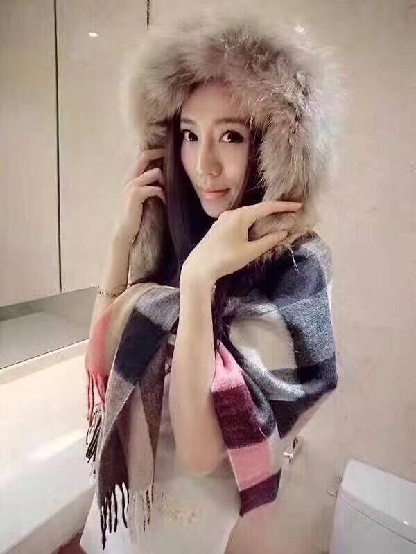 💟咱家招牌货❗️巴宝莉经典英伦欧美范儿「狐狸毛帽子围巾/大披肩」又是一款即时尚又实用的大围巾&斗篷，经典