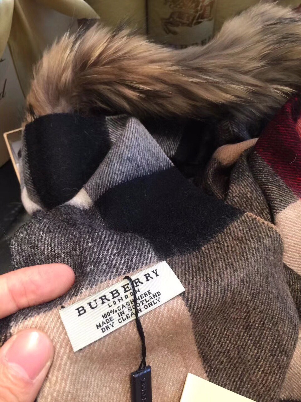 💟咱家招牌货❗️巴宝莉经典英伦欧美范儿「狐狸毛帽子围巾/大披肩」又是一款即时尚又实用的大围巾&斗篷，经典