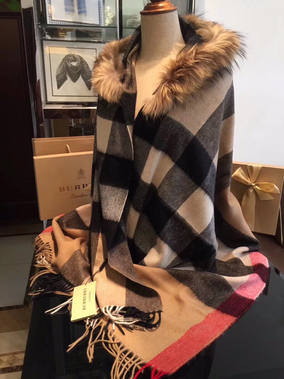 💟咱家招牌货❗️巴宝莉经典英伦欧美范儿「狐狸毛帽子围巾/大披肩」又是一款即时尚又实用的大围巾&斗篷，经典