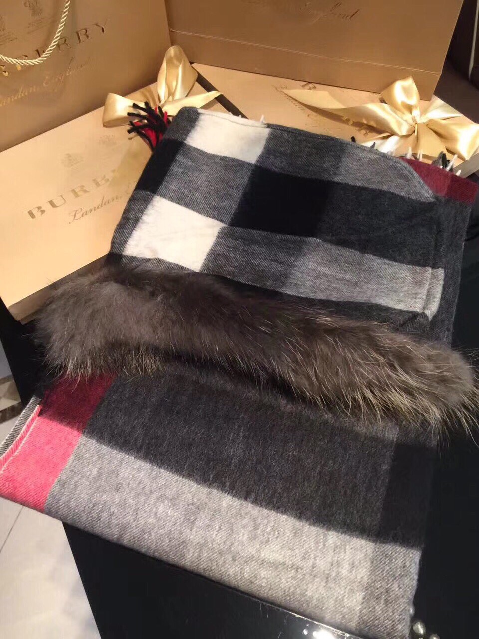 💟咱家招牌货❗️巴宝莉经典英伦欧美范儿「狐狸毛帽子围巾/大披肩」又是一款即时尚又实用的大围巾&斗篷，经典