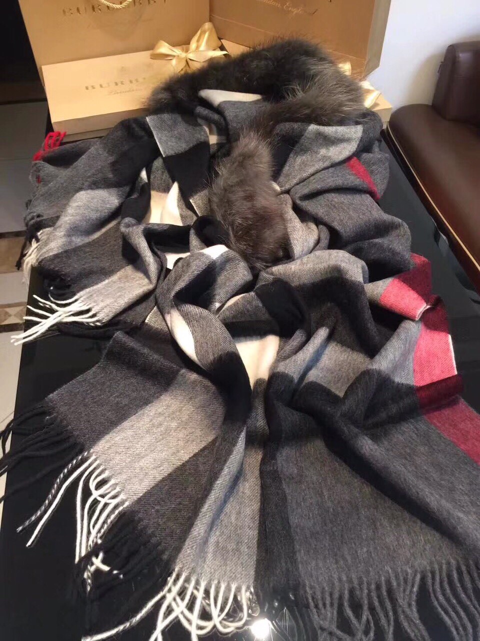 💟咱家招牌货❗️巴宝莉经典英伦欧美范儿「狐狸毛帽子围巾/大披肩」又是一款即时尚又实用的大围巾&斗篷，经典