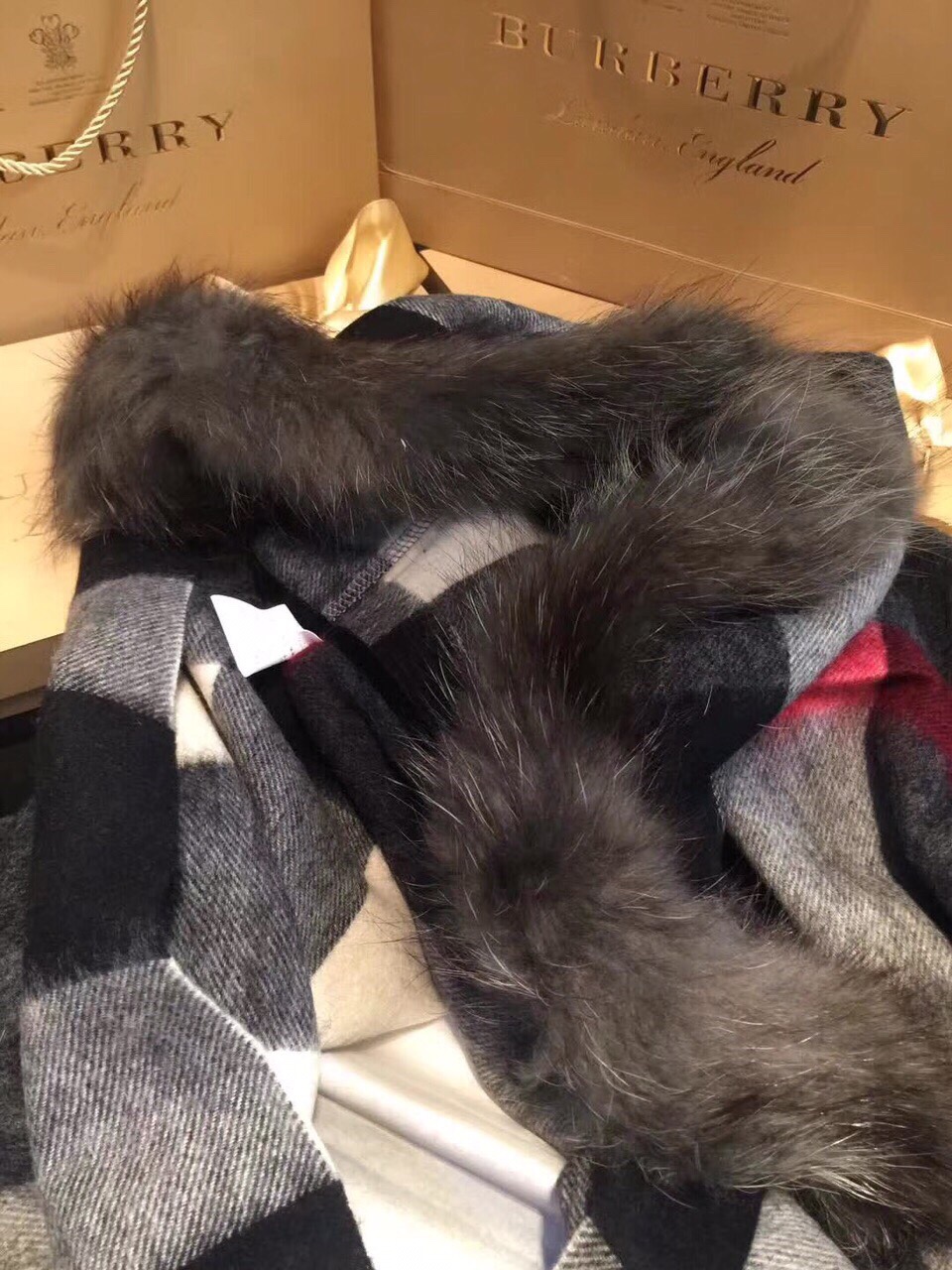 💟咱家招牌货❗️巴宝莉经典英伦欧美范儿「狐狸毛帽子围巾/大披肩」又是一款即时尚又实用的大围巾&斗篷，经典