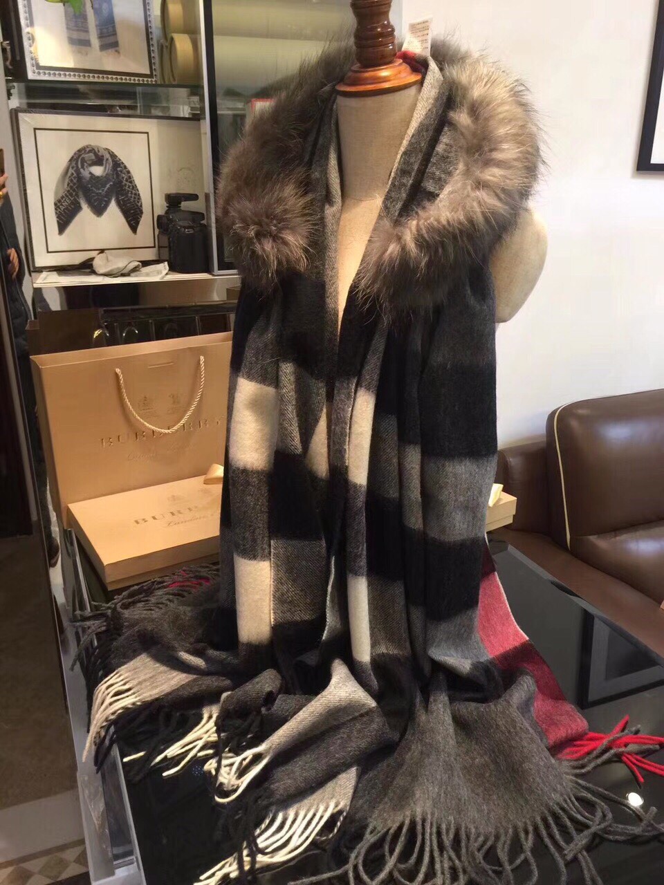 💟咱家招牌货❗️巴宝莉经典英伦欧美范儿「狐狸毛帽子围巾/大披肩」又是一款即时尚又实用的大围巾&斗篷，经典