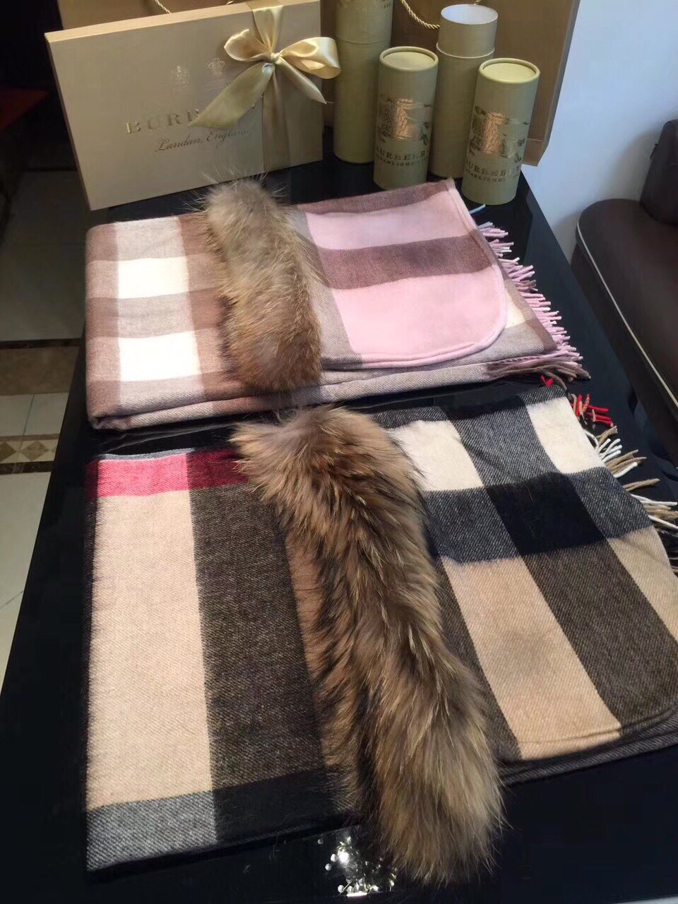 💟咱家招牌货❗️巴宝莉经典英伦欧美范儿「狐狸毛帽子围巾/大披肩」又是一款即时尚又实用的大围巾&斗篷，经典