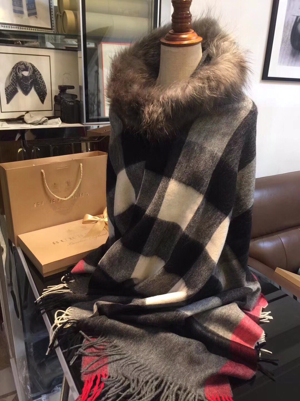 💟咱家招牌货❗️巴宝莉经典英伦欧美范儿「狐狸毛帽子围巾/大披肩」又是一款即时尚又实用的大围巾&斗篷，经典
