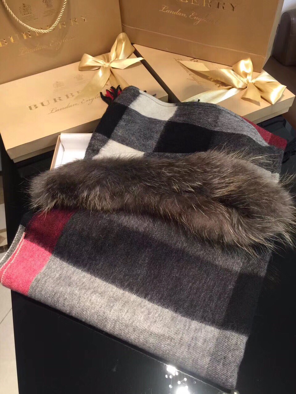 💟咱家招牌货❗️巴宝莉经典英伦欧美范儿「狐狸毛帽子围巾/大披肩」又是一款即时尚又实用的大围巾&斗篷，经典