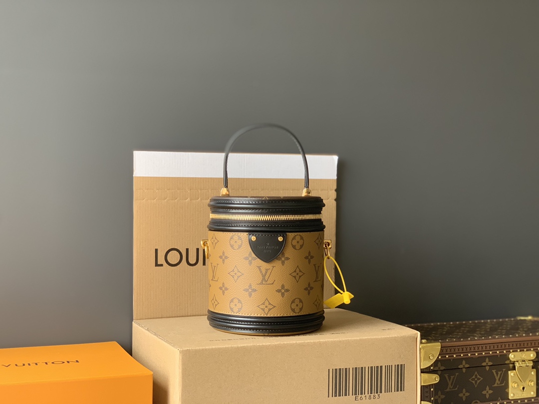 NO:176702,CANNES Model M43986 15.017.015.0 Material Super Steel   Italian 5A Fabric (the body steel parts are forged forging, with many high-strength stamping, high toughness and fineness. The gold-plated surface is not easy to fade and get worn. The non-alloy parts are rough, the density is low and easy to lose and flowers) Cannes cylindrical rice bucket bag. Presbyopia series, this one is quite practical, with a large capacity, can be installed and unique in shape. The single shoulder crossbody carry three-dimensional. The meaning of the barrel bag is to make life full of rituals everywhere. It can be matched with many daily looks, I believe you will fall in love with it, gold plating19860909CANNES 型号M43986 15.017.015.0 材质超级钢＋意大利5A面料 (包身钢件为锻造工艺,多次高强度冲压成型,韧性大且精细.镀金面不易掉色磨花 .非合金件粗糙,密度低易损易花) Cannes圆筒饭桶包.老花系列,这款挺实用,容量也很大.能装.造型独特.单肩斜挎手提三不误 圆桶包存在的意义就是让生活处处充满仪式感 可以搭配日常很多Look,相信你一定也会爱上它,,gold plating,Bag