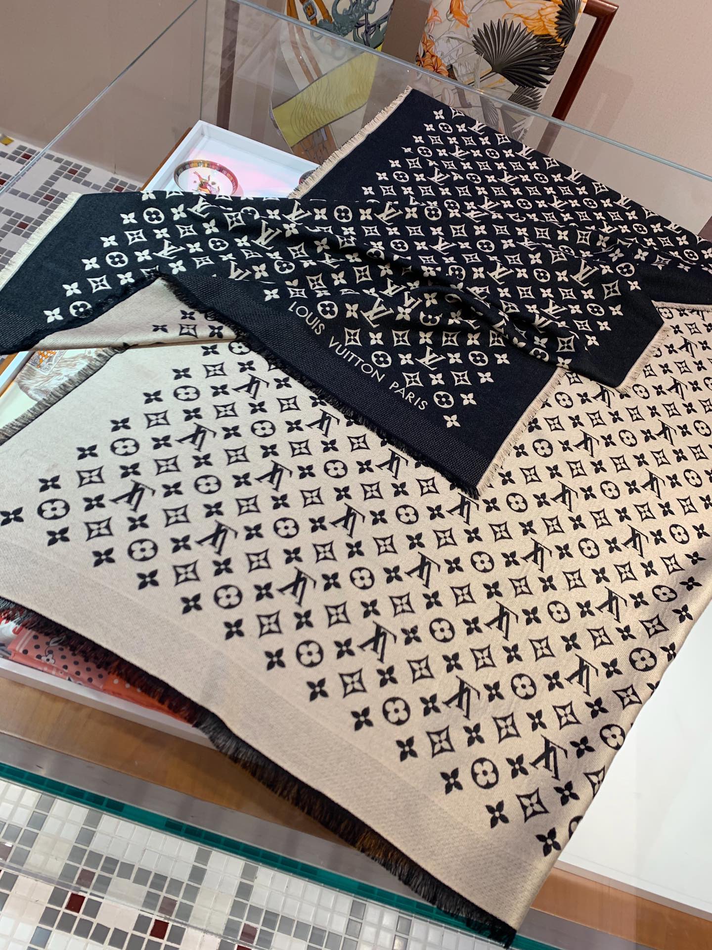 💟LV热销老花长巾~也是提升气质和品味的好单品👍评价都非常好，四季必备！！真的无敌实用！！Lv难得的丝毛