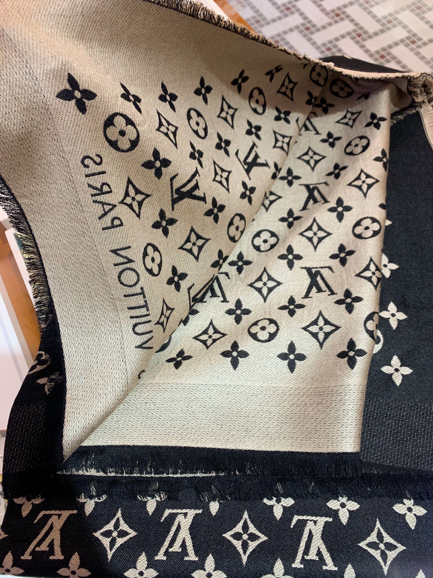 💟LV热销老花长巾~也是提升气质和品味的好单品👍评价都非常好，四季必备！！真的无敌实用！！Lv难得的丝毛