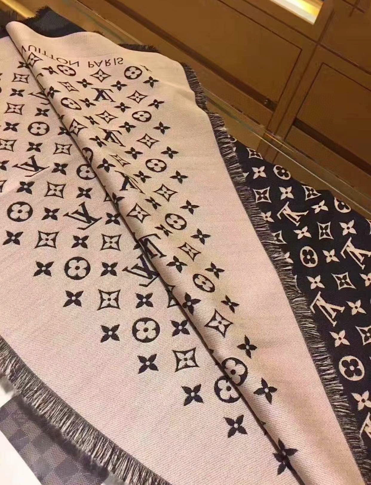 💟LV热销老花长巾~也是提升气质和品味的好单品👍评价都非常好，四季必备！！真的无敌实用！！Lv难得的丝毛