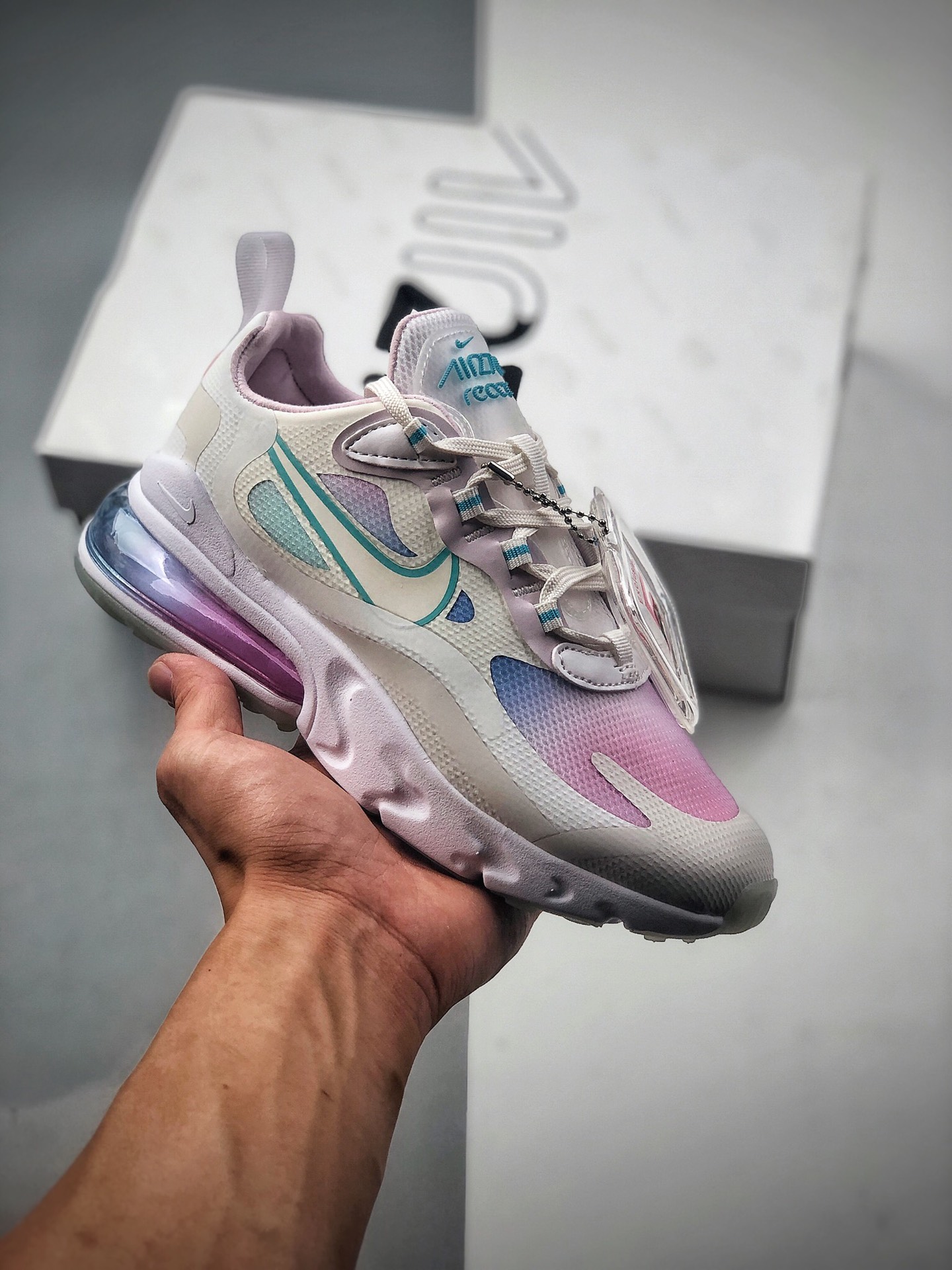 200  耐克Nike Wmns Air Max 270 React ”White/Light Blue”270瑞亚赛车系列后半掌气垫百搭运动慢跑鞋 货号：CK6929-100