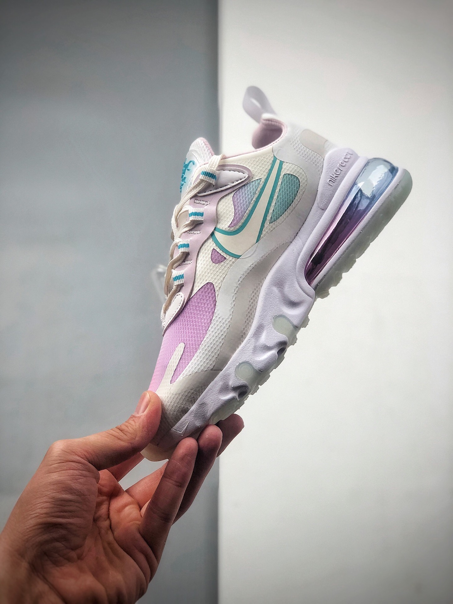 200  耐克Nike Wmns Air Max 270 React ”White/Light Blue”270瑞亚赛车系列后半掌气垫百搭运动慢跑鞋 货号：CK6929-100