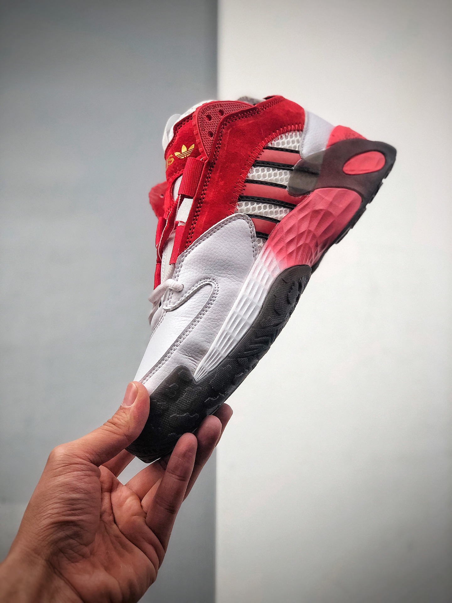 250 adidas将90年代大热Streetball 系列重塑FV8405