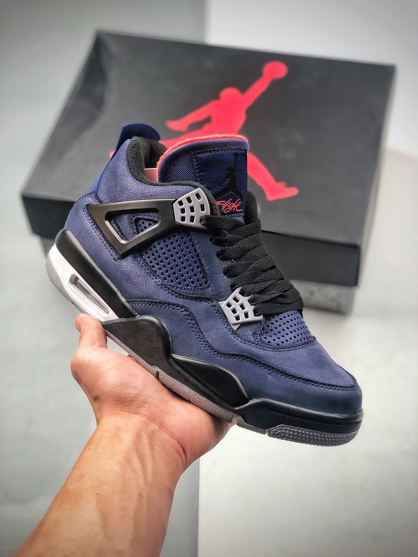 Air Jordan 4 WNTR " Loyal Blue " AJ4乔4 小阿姆男子文化篮球鞋 该款鞋身采用深邃的午夜蓝色调设计，加以黑色鞋身支撑、灰色鞋带扣、黑白灰三色构成的中底与外底，配色方案与阿姆 Air J…