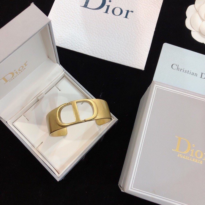 Iconic Montaigne Series CD Opening Bracelet: Simple Fashion Accessory with Gold-White Metallic Rim Sign - 图片 6
