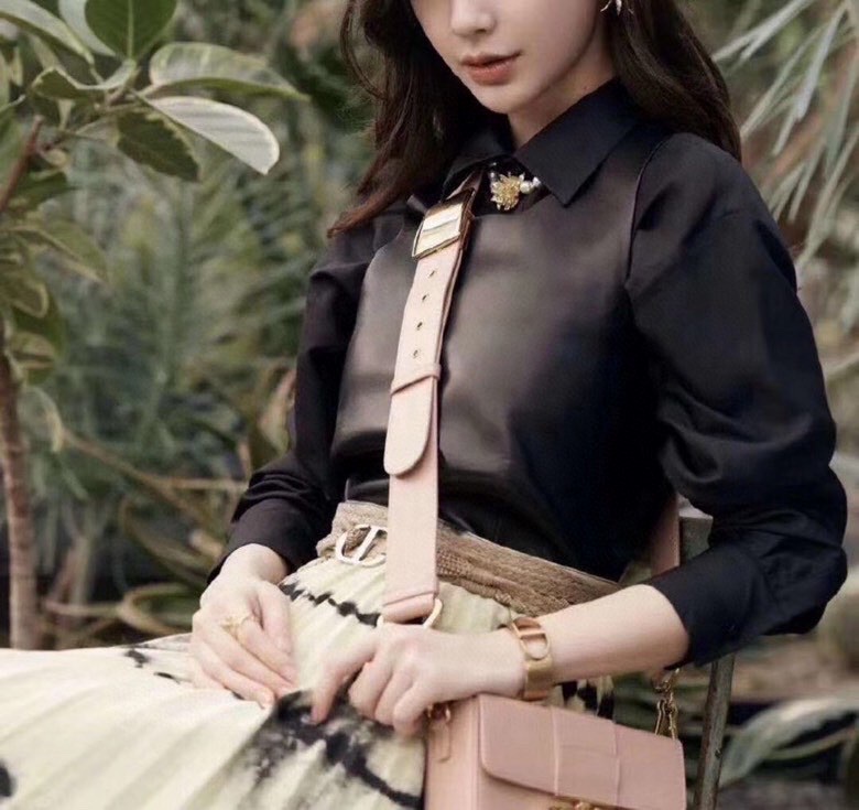 Iconic Montaigne Series CD Opening Bracelet: Simple Fashion Accessory with Gold-White Metallic Rim Sign - 图片 8