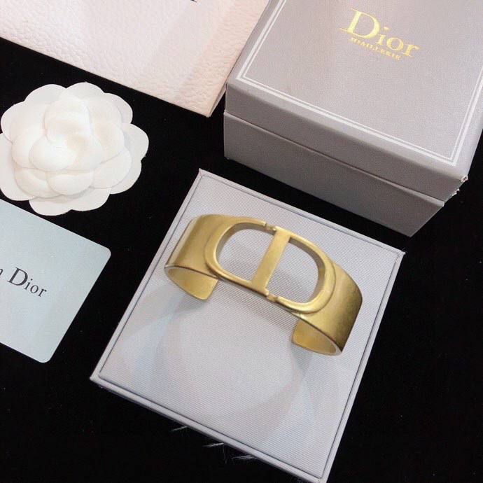 Iconic Montaigne Series CD Opening Bracelet: Simple Fashion Accessory with Gold-White Metallic Rim Sign - 图片 4