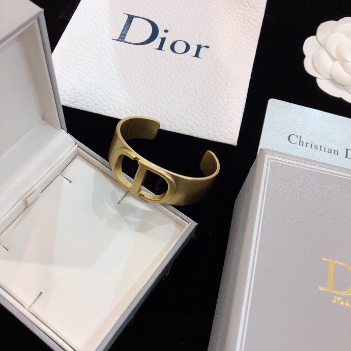 Iconic Montaigne Series CD Opening Bracelet: Simple Fashion Accessory with Gold-White Metallic Rim Sign - 图片 5