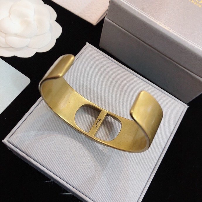 Iconic Montaigne Series CD Opening Bracelet: Simple Fashion Accessory with Gold-White Metallic Rim Sign - 图片 3