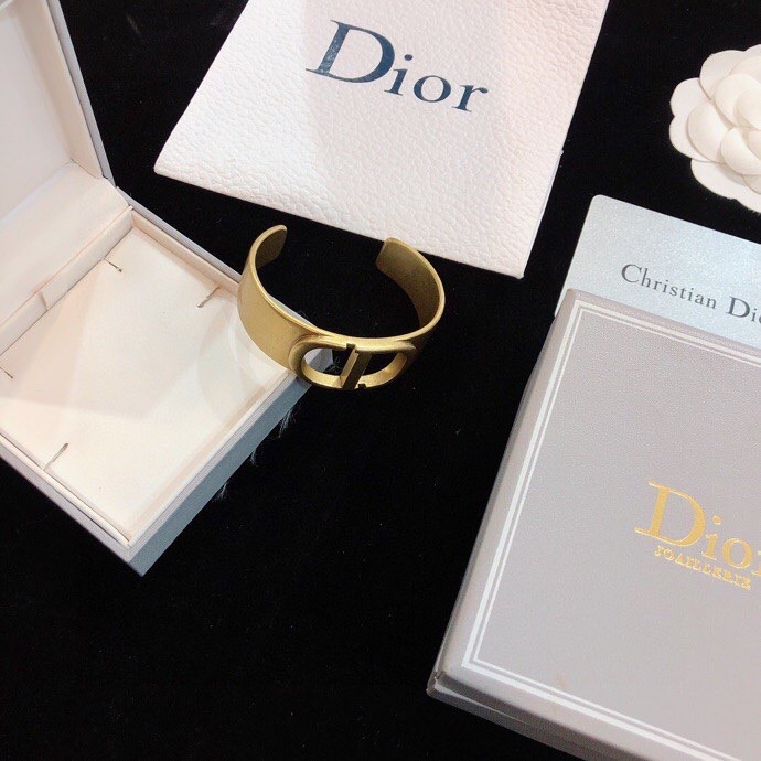 Iconic Montaigne Series CD Opening Bracelet: Simple Fashion Accessory with Gold-White Metallic Rim Sign - 图片 7