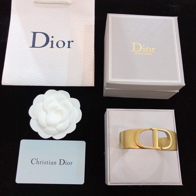 Iconic Montaigne Series CD Opening Bracelet: Simple Fashion Accessory with Gold-White Metallic Rim Sign - 图片 1