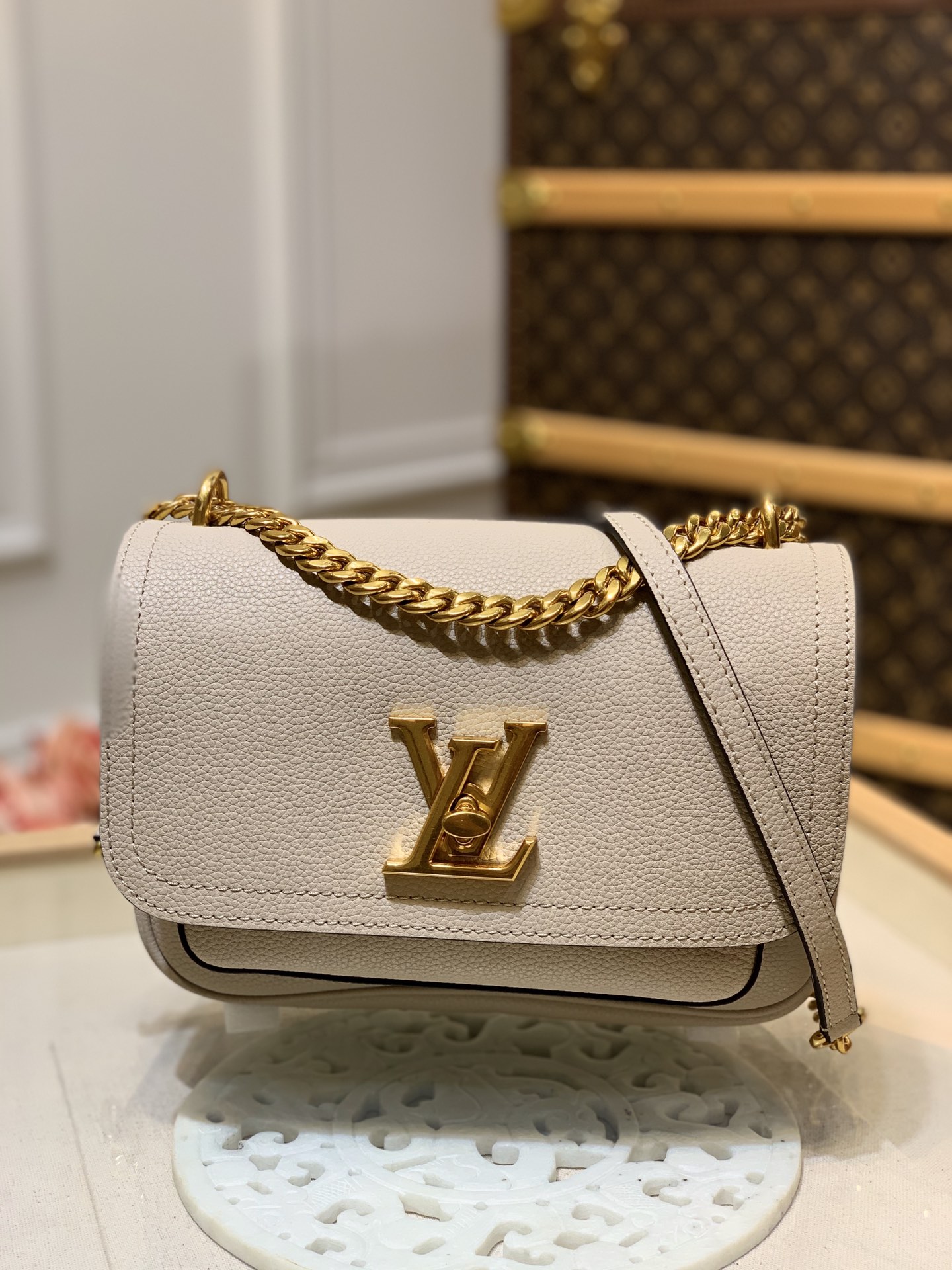 LOUIS VUITTON Grained Calfskin Lockme Chain Bag Greige 966941