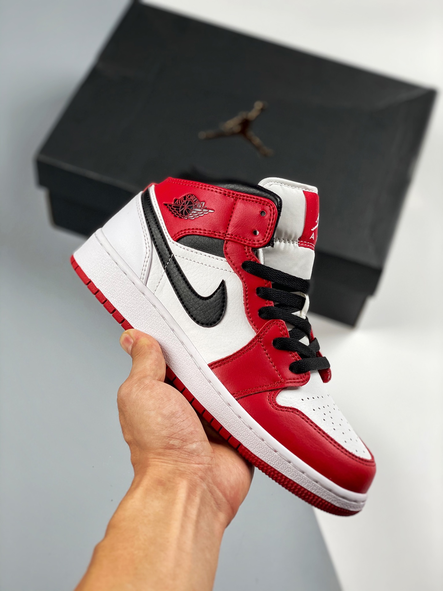 Nuevo producto 🚀 #Exclusivo, único nivel de pura originalidad en el mercado Air Jordan 1 Mid Blanco/Rojo Pequeño Chica…
