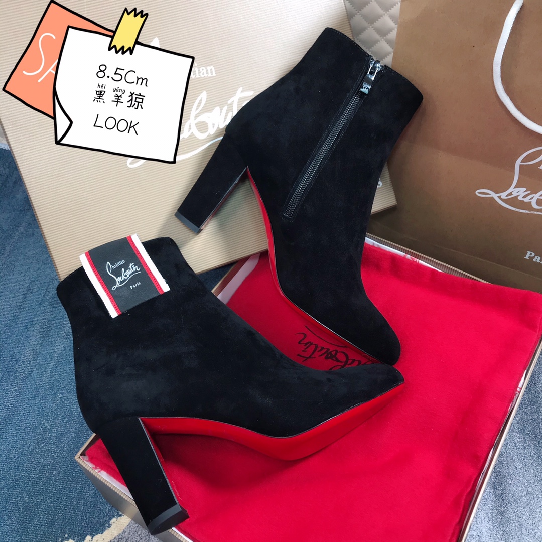 NO:336980,High-end customized autumn and winter boot series!  H8.5Cm, size 35-42. Private mold trademark zipper. 65019-52A black sheep skin. Official website synchronization Standard European code Reference:19-52A Color:black Material:veau velours Lining:goat leather Heel height:10Cm Sole:leather sole Size:EUR 35-42 (US 4-11):650,,christian louboutin,boots,sheep19860909高端订制 秋冬靴系列！ H8.5Cm,尺码35-42码.私模商标拉链.65019-52A黑羊猄皮.官网同步 标准欧码 Reference:19-52A Color:black Material:veau velours Lining:goat leather Heel heigh:10Cm Sole:leather sole Size:EUR 35－42（US 4一11) :650,,christian louboutin,boots,sheep,Women's Shoes