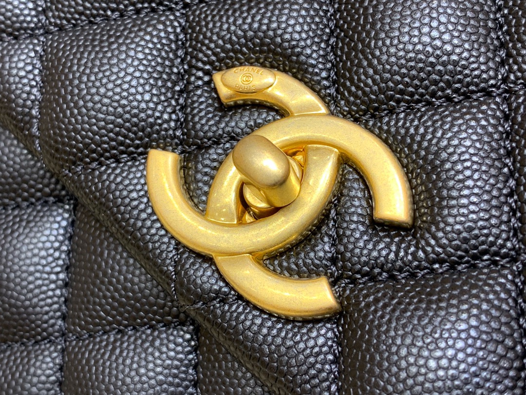 CHANEL 经典款之Coco handle 28CM A92993黑色/金扣/红色内里