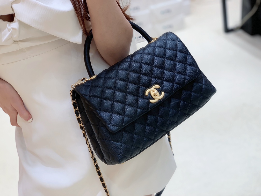 CHANEL 经典款之Coco handle 28CM A92993黑色/金扣/红色内里