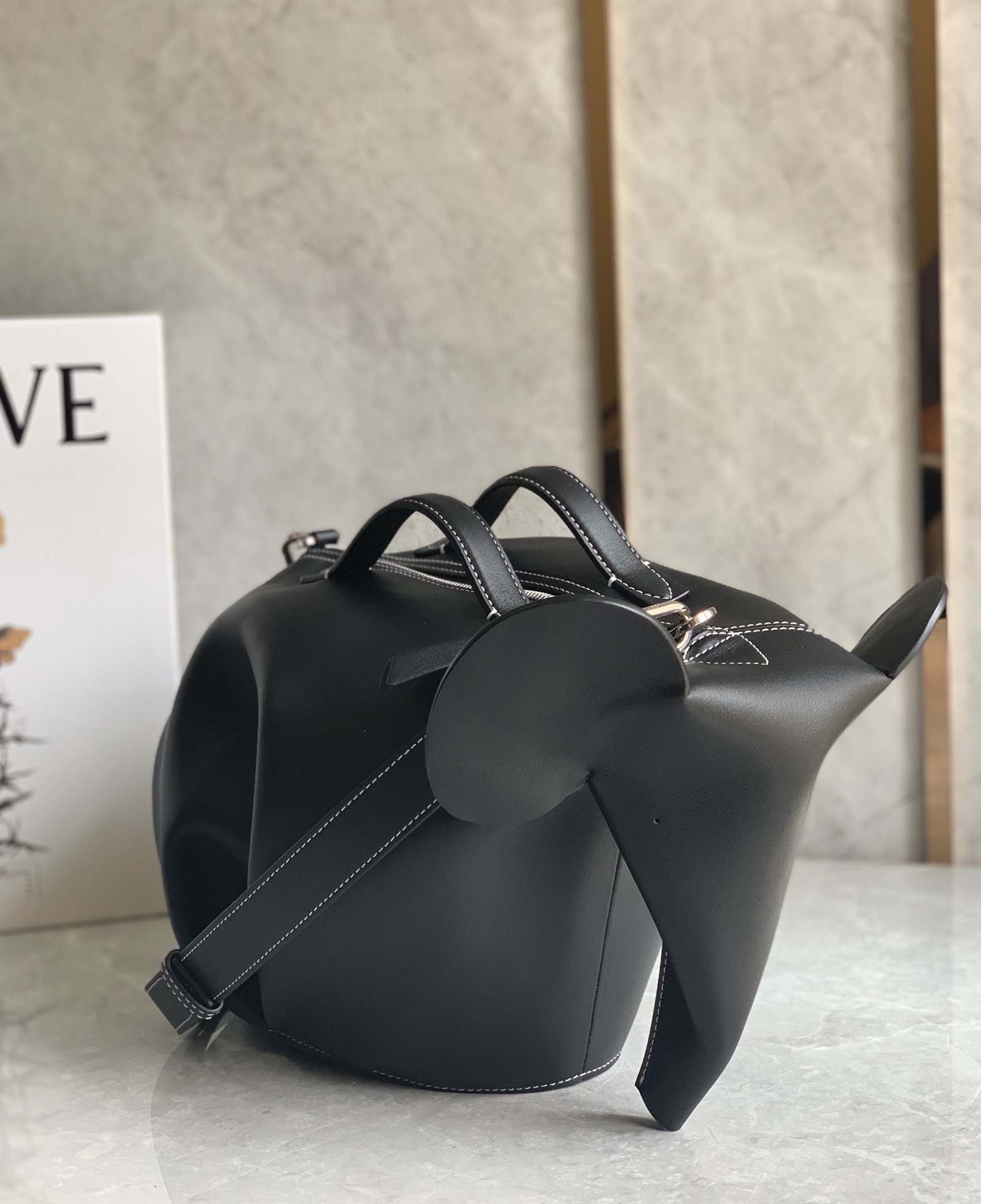 Loewe's most catwalk style elephant bag, this big elephant has finally been shipped, exclusive in stock. Lao Luo family has really made the eleph