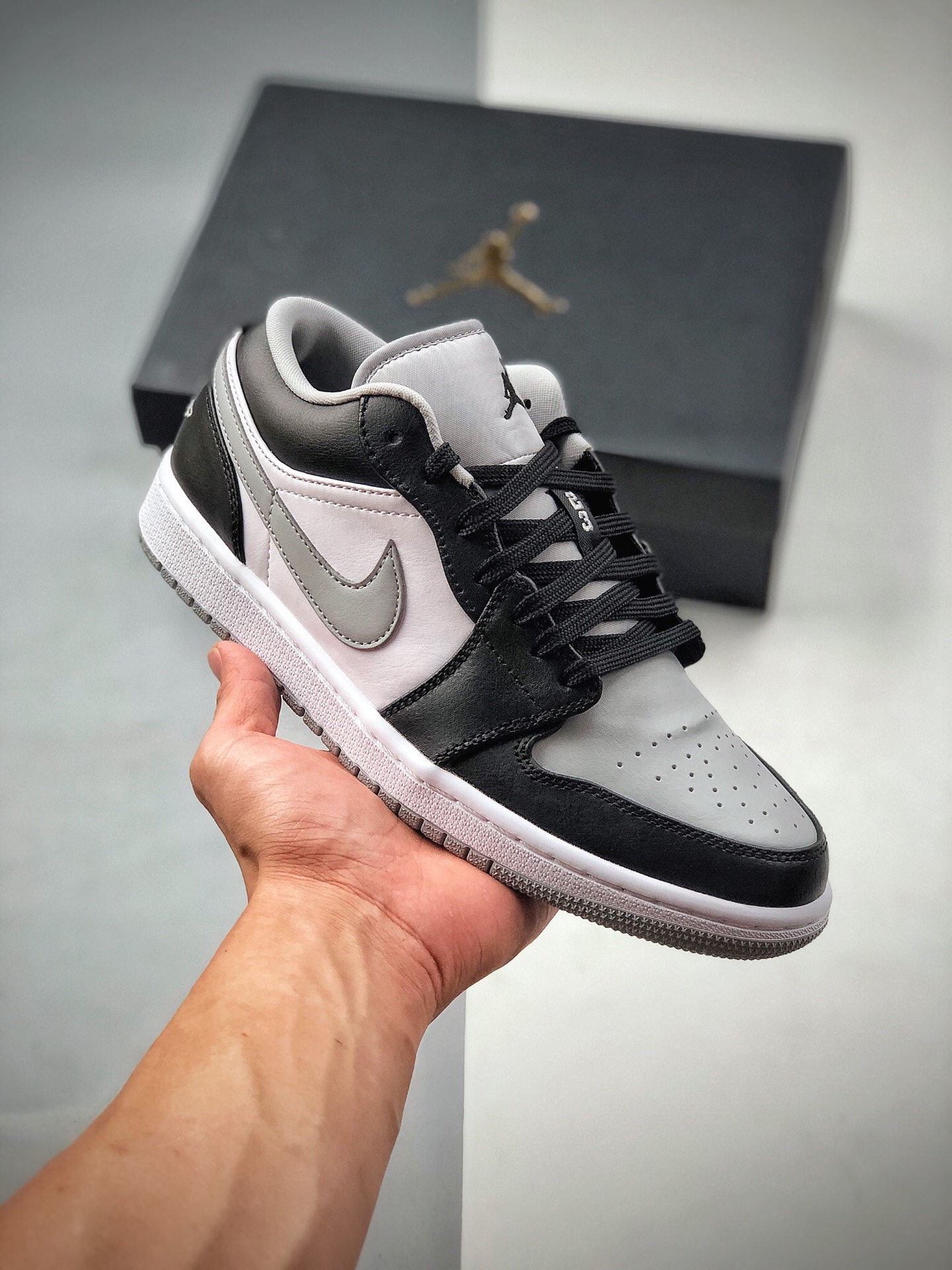 Air Jordan 1 Low 低帮黑灰 采用黑脚趾设计风格，鞋头灰色和中部白色部分采用冲孔皮革设计，带来与众不同的质感，整体风格与 Shadow 颇为相似。 货号：553558-039 码数：40 40.5 41 42 42.5 43…