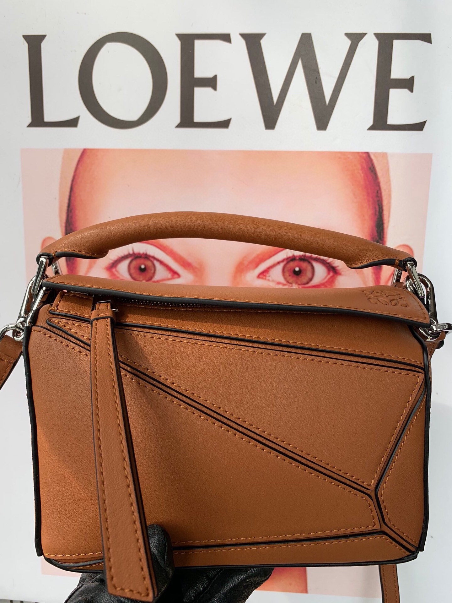 I ❤️ Loewe Christmas 🎄 Star Edition Model: 8688868 Academy Blue Crazy Grass Mini Puzzle, a beautiful color that countless goddesses are obsessed with ❤️ Mini size: 18*12.5*8cm ❤️ The bag itself is almost weightless, super practical, perfect for carrying your phone, wallet, lipstick, and powder when going out, without any burden, making life easy and enjoyable 😇😇 (XS, Plus sizes are all suitable) ❤️ Genuine exclusive unpacking customization, high-end exclusive private customization hardware, imported calfskin, German-imported Saffiano leather, imported YKK zipper, ZP craftsmanship, allowing you to enjoy top-quality luxury! image 1