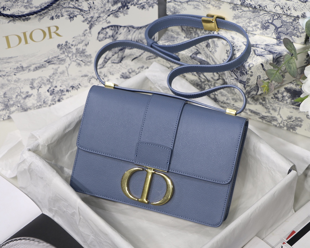 Dior 30 Montaigne сумка с откидным клапаном на плечо и в руке
