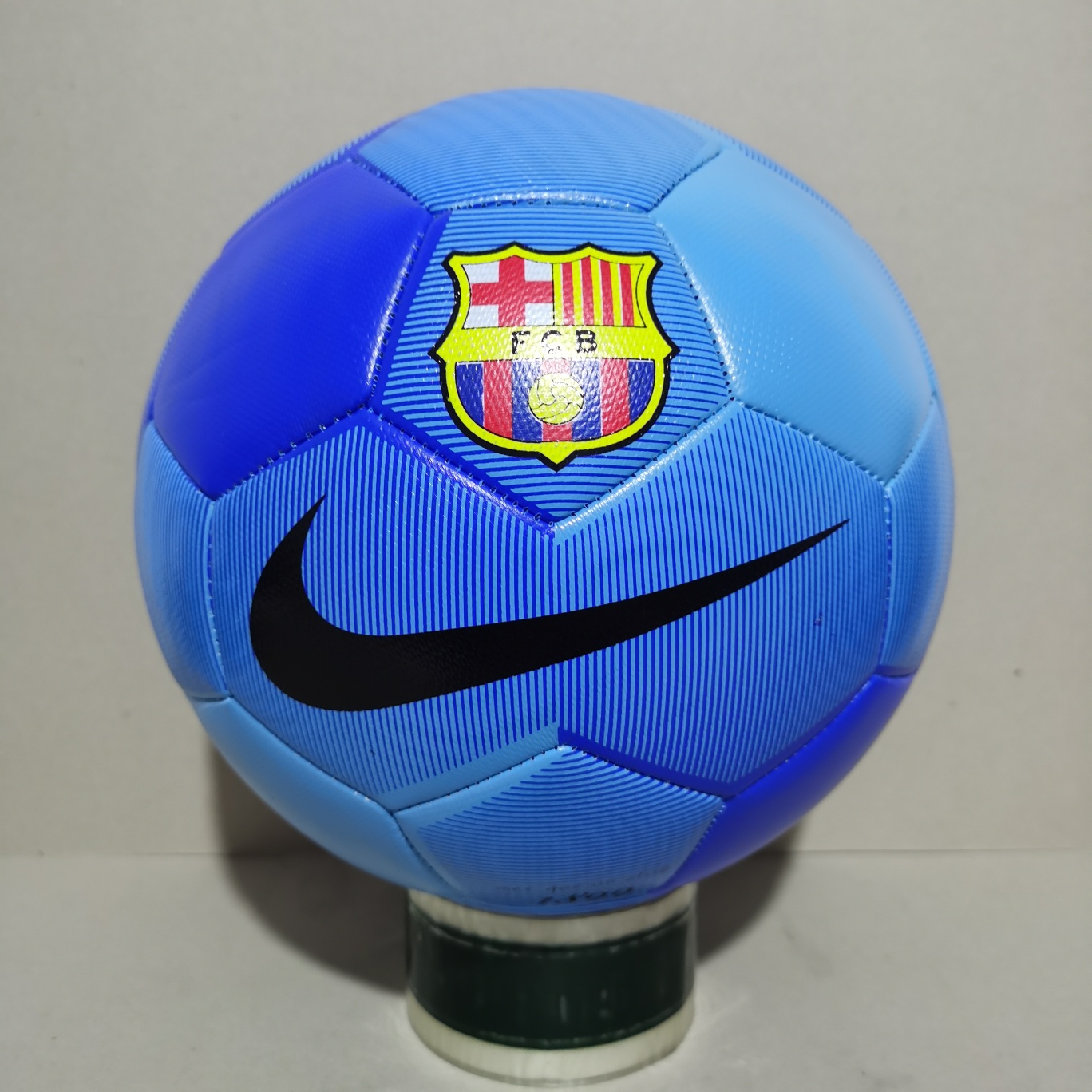 🔥🔥新款🔥🔥
本地自取:75
NIKE 耐克【足球】⚽ 巴萨队训练比赛专用球 5号训练足球
型号：5号足球
材质:pu【不变形 不吸水】
供应商：亚马逊渠道货
⚽⚽⚽⚽⚽⚽⚽⚽
配件:球袋，网兜，2球针，气筒。加10元
⚽⚽正品足球⚽官方防伪⚽品质保证⚽⚽

🔥注意事项🔥: 冲气前请充分湿润球针，用肥皂水为佳，防止气门受损，造成气门漏气。