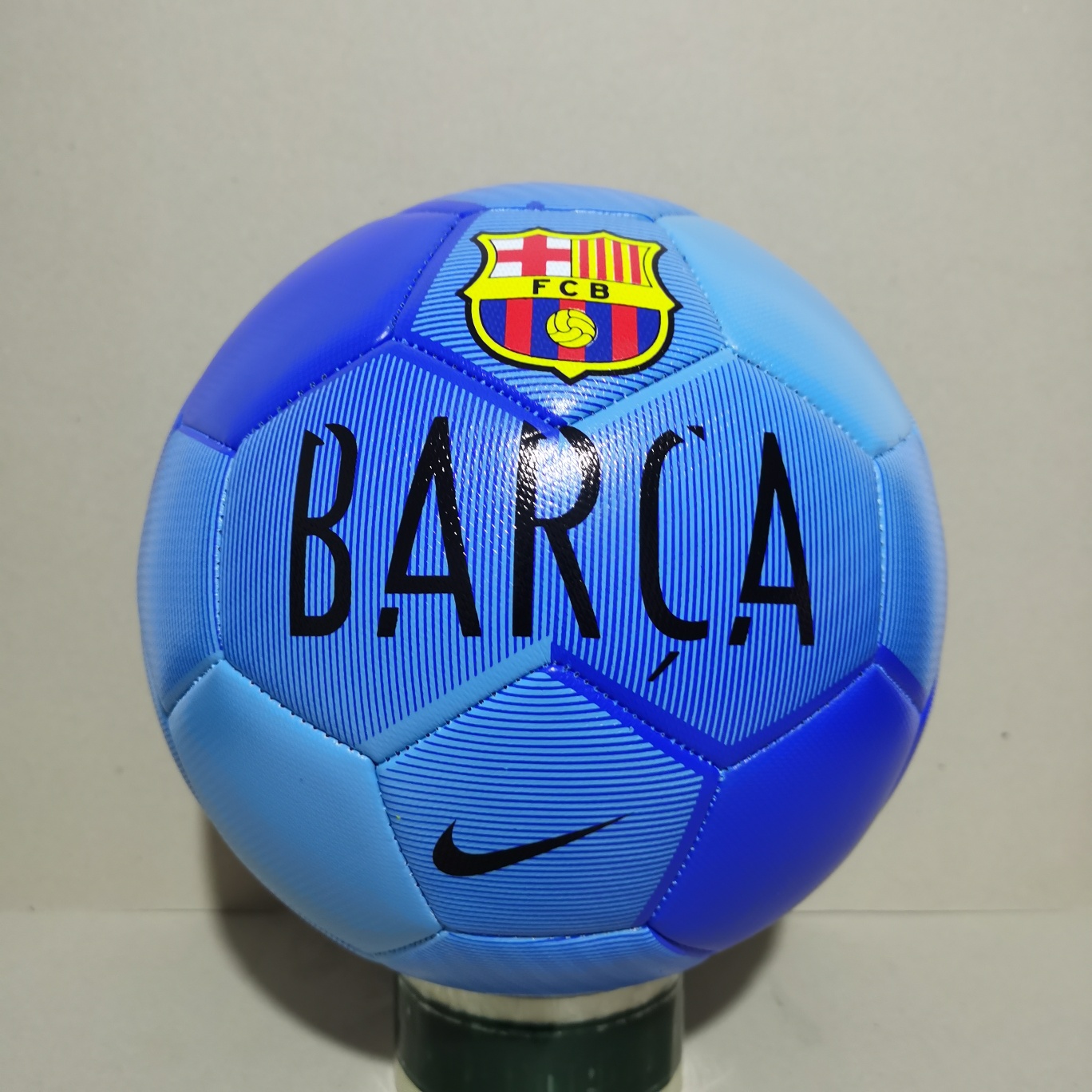 🔥🔥新款🔥🔥
本地自取:75
NIKE 耐克【足球】⚽ 巴萨队训练比赛专用球 5号训练足球
型号：5号足球
材质:pu【不变形 不吸水】
供应商：亚马逊渠道货
⚽⚽⚽⚽⚽⚽⚽⚽
配件:球袋，网兜，2球针，气筒。加10元
⚽⚽正品足球⚽官方防伪⚽品质保证⚽⚽

🔥注意事项🔥: 冲气前请充分湿润球针，用肥皂水为佳，防止气门受损，造成气门漏气。