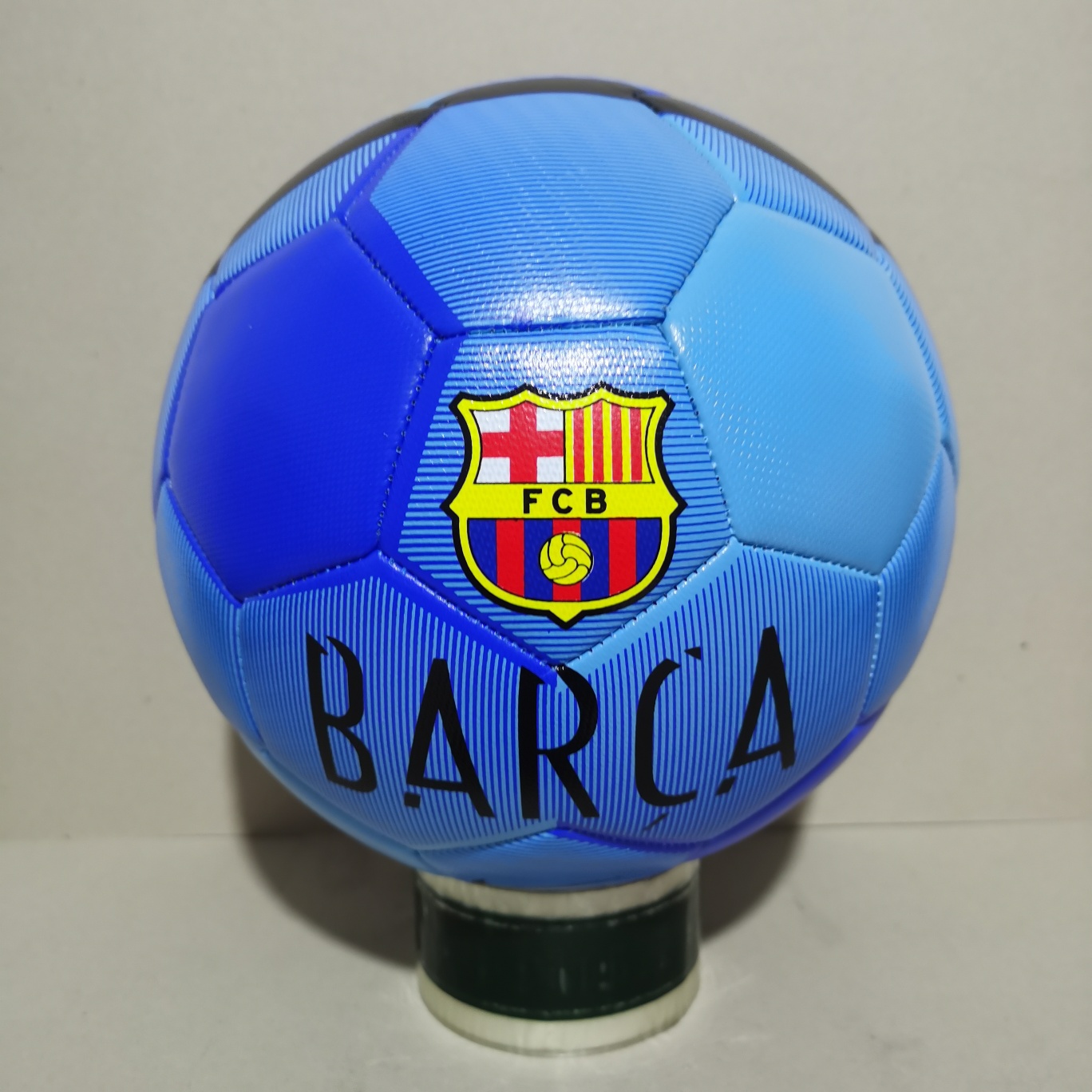 🔥🔥新款🔥🔥
本地自取:75
NIKE 耐克【足球】⚽ 巴萨队训练比赛专用球 5号训练足球
型号：5号足球
材质:pu【不变形 不吸水】
供应商：亚马逊渠道货
⚽⚽⚽⚽⚽⚽⚽⚽
配件:球袋，网兜，2球针，气筒。加10元
⚽⚽正品足球⚽官方防伪⚽品质保证⚽⚽

🔥注意事项🔥: 冲气前请充分湿润球针，用肥皂水为佳，防止气门受损，造成气门漏气。