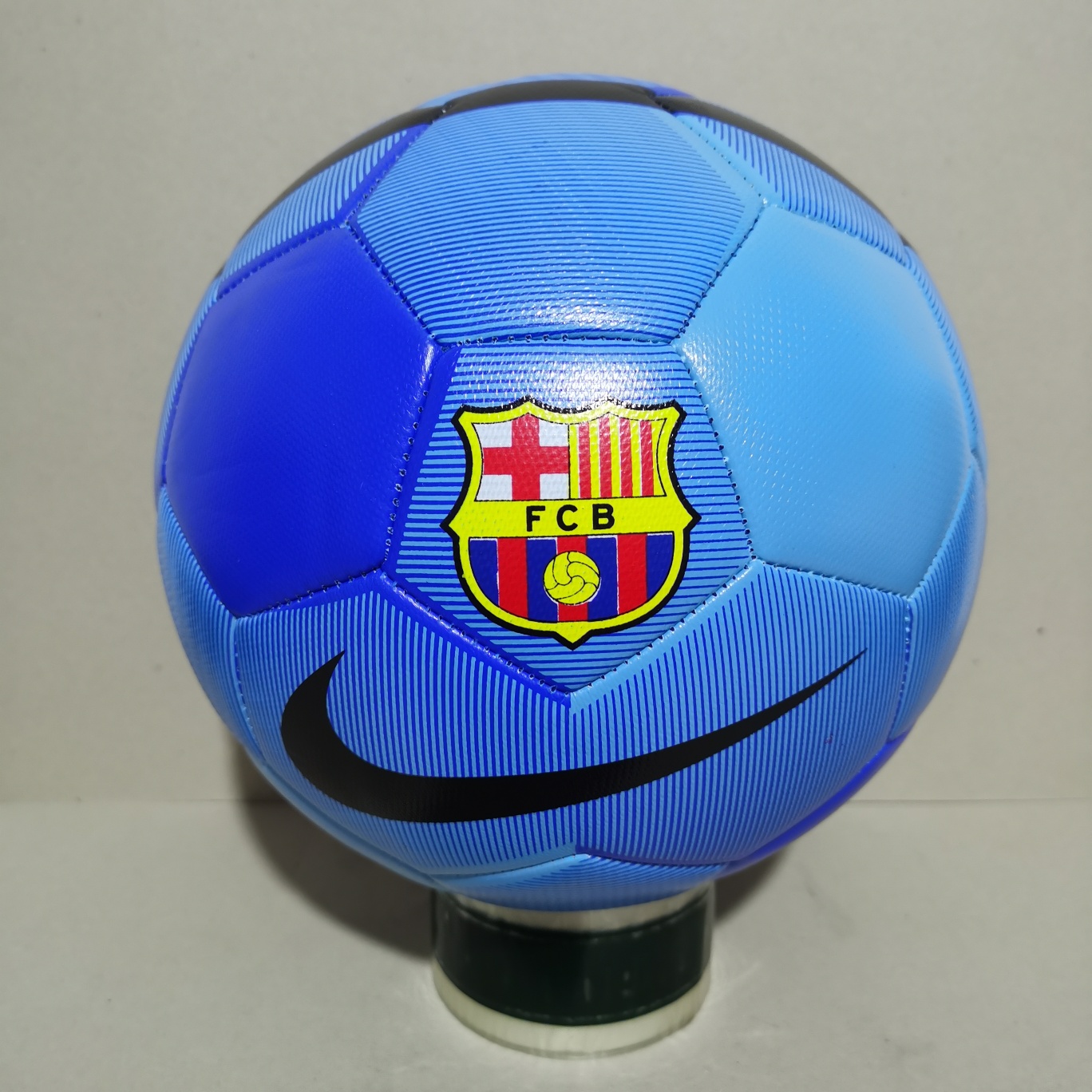 🔥🔥新款🔥🔥
本地自取:75
NIKE 耐克【足球】⚽ 巴萨队训练比赛专用球 5号训练足球
型号：5号足球
材质:pu【不变形 不吸水】
供应商：亚马逊渠道货
⚽⚽⚽⚽⚽⚽⚽⚽
配件:球袋，网兜，2球针，气筒。加10元
⚽⚽正品足球⚽官方防伪⚽品质保证⚽⚽

🔥注意事项🔥: 冲气前请充分湿润球针，用肥皂水为佳，防止气门受损，造成气门漏气。