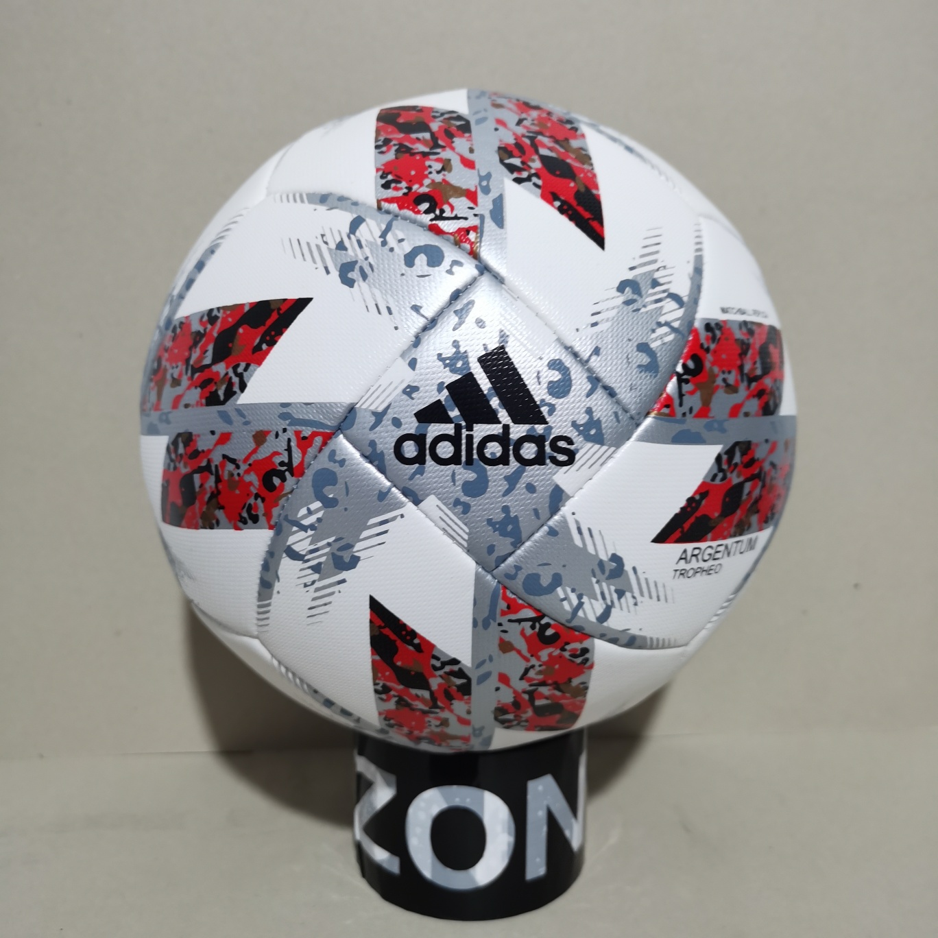 🔥🔥新款🔥🔥
本地现货70
adidas 阿迪达斯足球 阿根廷国家队训练专用足球 5号足球 
型号：5号足球
材质: PU【不吸水 不变形】
供应商：亚马逊渠道货
 ⚽⚽⚽⚽⚽⚽⚽
另售：
配件:球袋，网兜，2球针，气筒。加10元。 ——————————————————— 
 🔥🔥注意事项🔥🔥: 充气前请充分湿润球针，用油或者肥皂水为佳，防止气门受损，造成气门漏气。