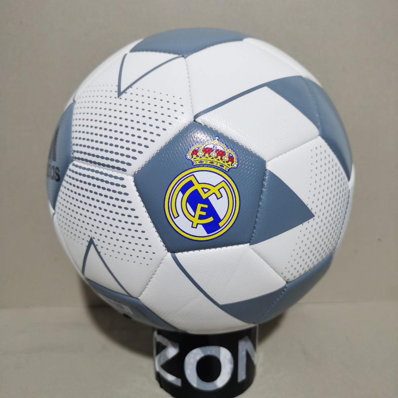 🔥🔥新款🔥🔥
本地现货70
adidas 阿迪达斯足球 皇马队训练比赛专用足球 5号足球 
型号：5号足球
材质: PU【不吸水 不变形】
供应商：亚马逊渠道货
 ⚽⚽⚽⚽⚽⚽⚽
另售：
配件:球袋，网兜，2球针，气筒。加10元。 ——————————————————— 
 🔥🔥注意事项🔥🔥: 充气前请充分湿润球针，用油或者肥皂水为佳，防止气门受损，造成气门漏气。