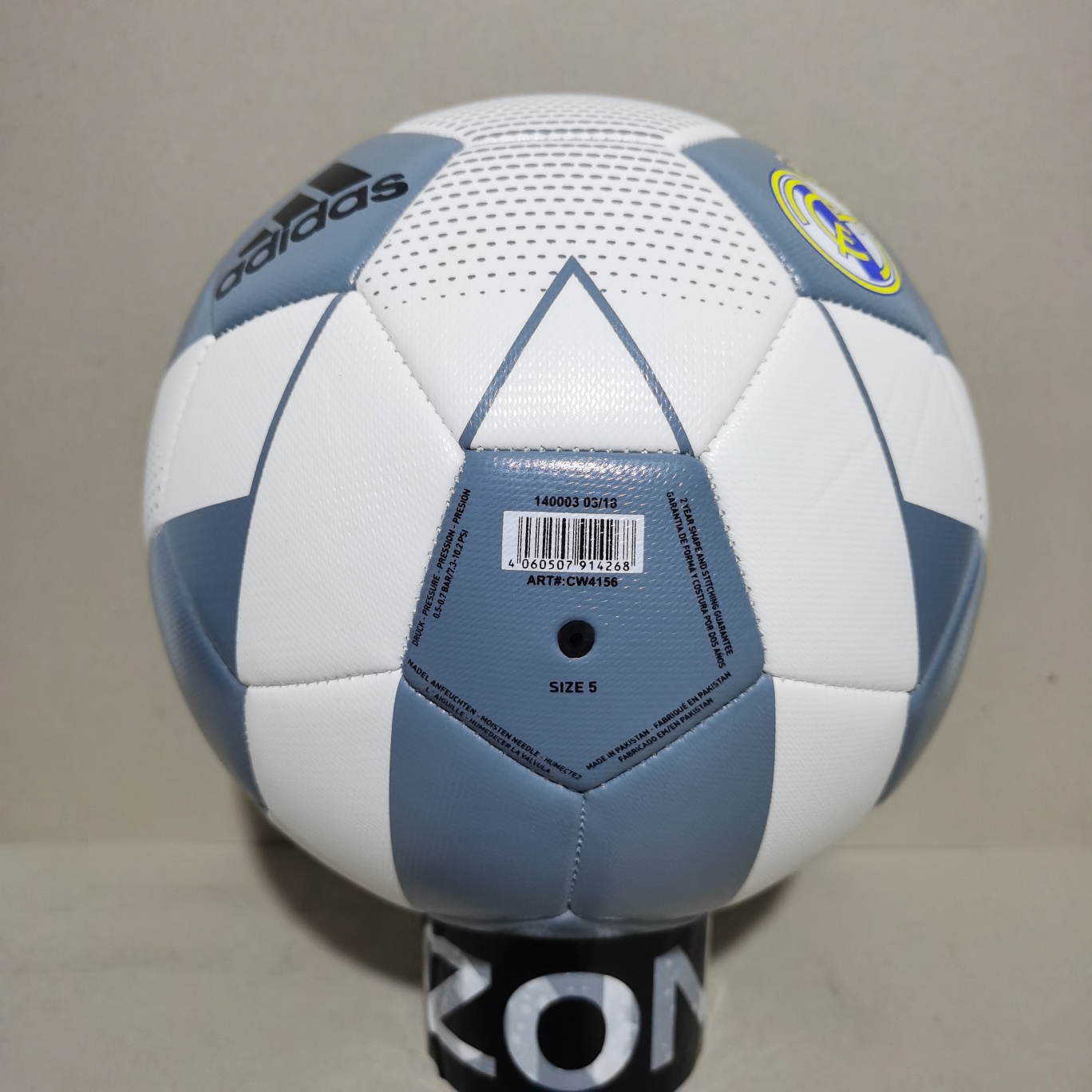 🔥🔥新款🔥🔥
本地现货70
adidas 阿迪达斯足球 皇马队训练比赛专用足球 5号足球 
型号：5号足球
材质: PU【不吸水 不变形】
供应商：亚马逊渠道货
 ⚽⚽⚽⚽⚽⚽⚽
另售：
配件:球袋，网兜，2球针，气筒。加10元。 ——————————————————— 
 🔥🔥注意事项🔥🔥: 充气前请充分湿润球针，用油或者肥皂水为佳，防止气门受损，造成气门漏气。