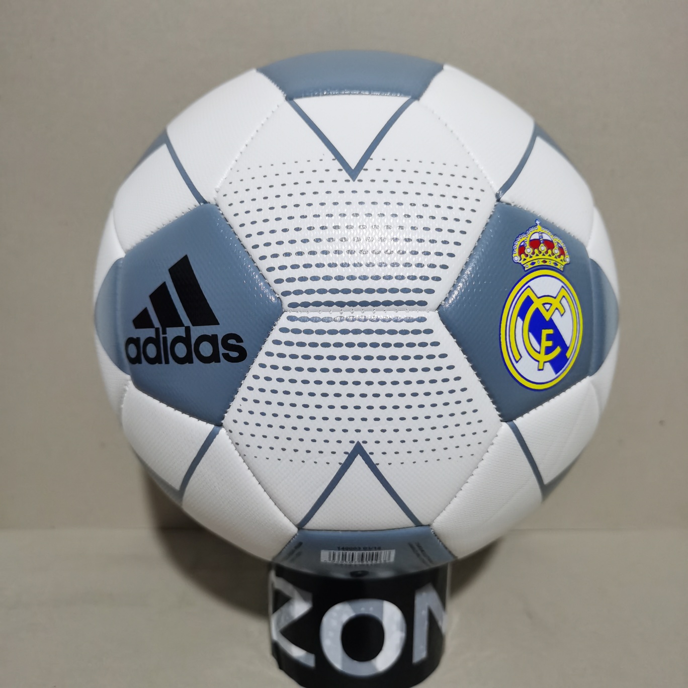 🔥🔥新款🔥🔥
本地现货70
adidas 阿迪达斯足球 皇马队训练比赛专用足球 5号足球 
型号：5号足球
材质: PU【不吸水 不变形】
供应商：亚马逊渠道货
 ⚽⚽⚽⚽⚽⚽⚽
另售：
配件:球袋，网兜，2球针，气筒。加10元。 ——————————————————— 
 🔥🔥注意事项🔥🔥: 充气前请充分湿润球针，用油或者肥皂水为佳，防止气门受损，造成气门漏气。