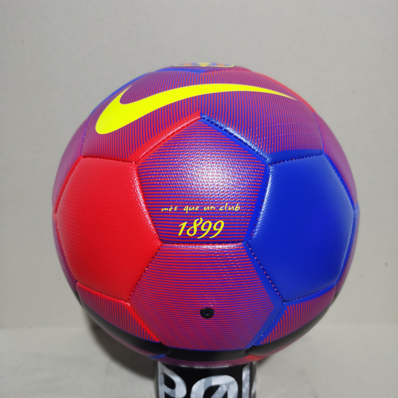 🔥🔥新款🔥🔥
本地自取:75
NIKE 耐克【足球】⚽ 巴萨队训练比赛专用球 5号训练足球
型号：5号足球
材质:pu【不变形 不吸水】
供应商：亚马逊渠道货
⚽⚽⚽⚽⚽⚽⚽⚽
配件:球袋，网兜，2球针，气筒。加10元
⚽⚽⚽⚽⚽⚽

🔥注意事项🔥: 
冲气前请充分湿润球针，用肥皂水为佳，防止气门受损，造成气门漏气。