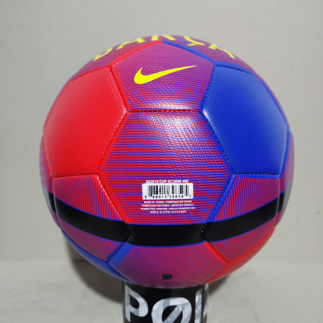 🔥🔥新款🔥🔥
本地自取:75
NIKE 耐克【足球】⚽ 巴萨队训练比赛专用球 5号训练足球
型号：5号足球
材质:pu【不变形 不吸水】
供应商：亚马逊渠道货
⚽⚽⚽⚽⚽⚽⚽⚽
配件:球袋，网兜，2球针，气筒。加10元
⚽⚽⚽⚽⚽⚽

🔥注意事项🔥: 
冲气前请充分湿润球针，用肥皂水为佳，防止气门受损，造成气门漏气。