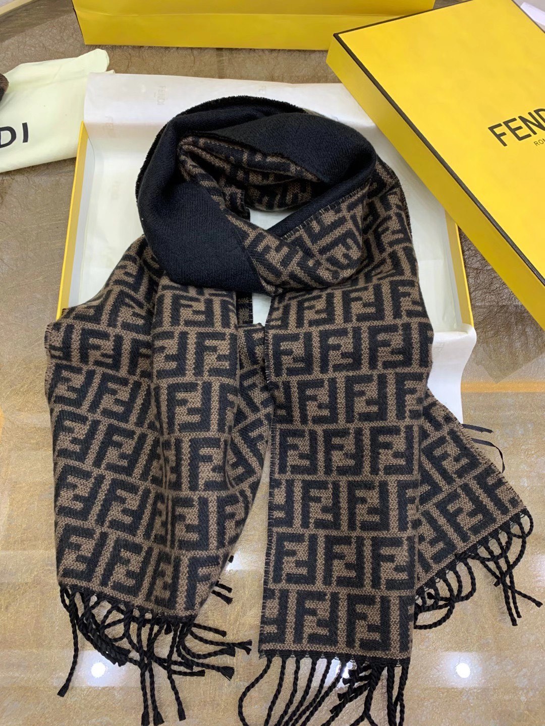 FENDI芬迪F字母系列羊绒围巾