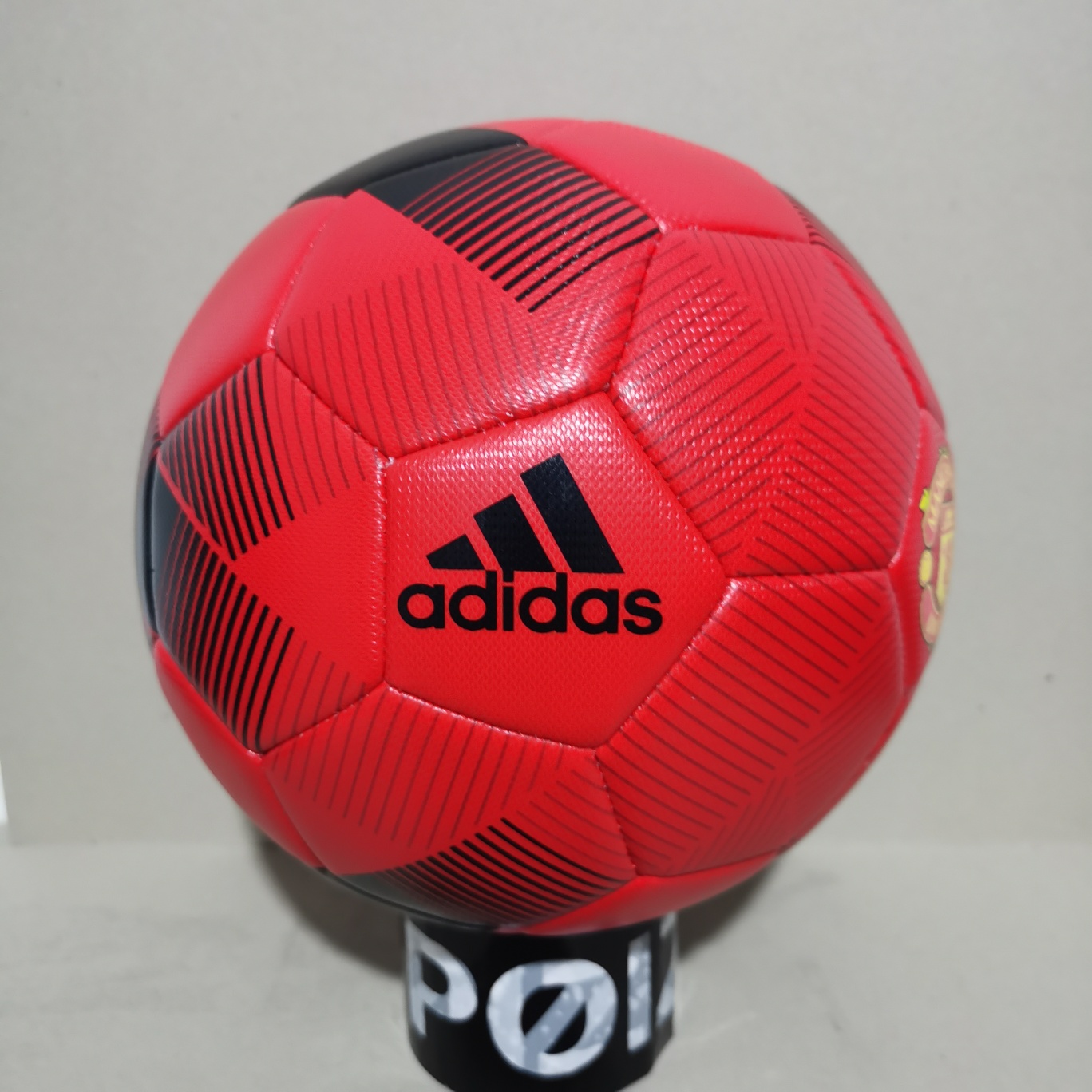 🔥🔥新款🔥🔥
本地现货75
adidas 阿迪达斯足球 曼联队训练比赛专用足球 5号足球 
型号：5号足球
材质: PU【不吸水 不变形】
供应商：亚马逊渠道货
 ⚽⚽⚽⚽⚽⚽⚽
另售：
配件:球袋，网兜，2球针，气筒。加10元。 ——————————————————— 
 🔥🔥注意事项🔥🔥: 充气前请充分湿润球针，用油或者肥皂水为佳，防止气门受损，造成气门漏气。