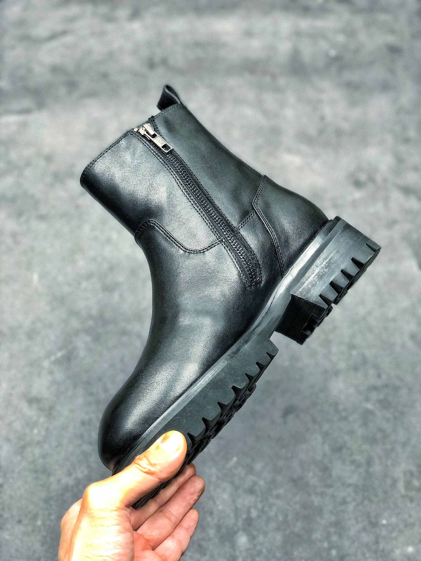 支持放店an杨幂同款ann Taylor马丁靴中帮靴子 系鞋带款 侧拉链无鞋带款 Ann Demeulemee 品牌1954 年建立 是美国最大的女性 产品制造商之一 包括衣服 礼服 女式鞋子和装饰品 引导潮流 在全美有800个专卖店 也是杨幂最爱穿的马丁靴品牌码数