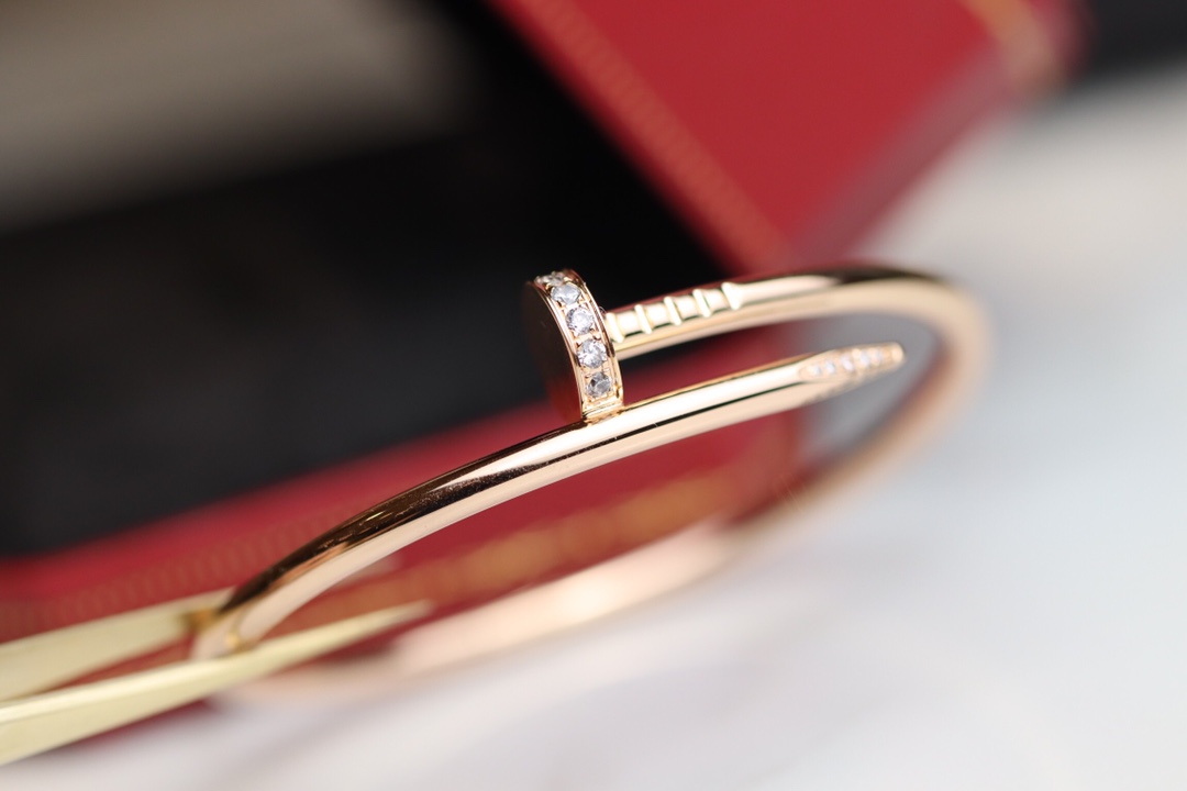 NO:895865,Kajia’s classic nail bracelets, the thick version with diamonds on the head and tail, and the launch of the nail series are also very classic. The bracelets, rings, and necklaces in the same series are all very beautiful, and they are good to wear alone or stacked with other jewelry. My family has customized the fine spring version of the nail bracelet, the nail necklace, and the nail ring. The feedback is very good. This version of the nail is the thick version of the solid 'the thin version is the hollow version with the spring inserted.' Both are the same version before  I adjusted its thickness, but the version that came out was too thick, so I delayed it for another month and produced 3 light versions. The development cost was very high. For the ultimate precision, we absolutely ignored the cost because many of my friends have this model. When the wrong version came out, it was not only embarrassing for customers, but also embarrassing for me. When you receive the actual product, you can take a look. It is definitely very exquisite, comparable to the texture of real gold~~ The head and tail are hand-inlaid, and the whole body is made of V gold and 1 thick gold.  Size 16 17 18 88360, necklace, ring, bracelet, Cartier high-end jewelry19860909卡家经典款钉子手镯,粗版头尾镶钻版,重磅推出钉子系列也是非常经典的,同系列的手镯、戒指、项链都好看的不得了,单戴或者跟其他首饰叠戴都不错,我家已经定制了钉子手镯弹簧细版、钉子项链、钉子戒指,都是反馈特别好,翻单爆款这个版的钉子是粗版实心「细版是插了弹簧的空心版」两者都是对版之前就调了它的粗细,但是出来的版太粗了,所以又拖了一个月,光版就出了3个,成本开发非常大,为了极致的精细程度我们绝对是不计成本因为这款我身边好多朋友都有,出来不对版不但是客户尴尬,我自己都卖的尴尬,大家收到实物可以看一下,绝对是很精致的,媲美真金质感~~头尾手镶,通体V金材质厚金1咪 尺码16 17 18 88360,,necklace,ring,bracelet,卡迪亚高端饰品,Jewelry